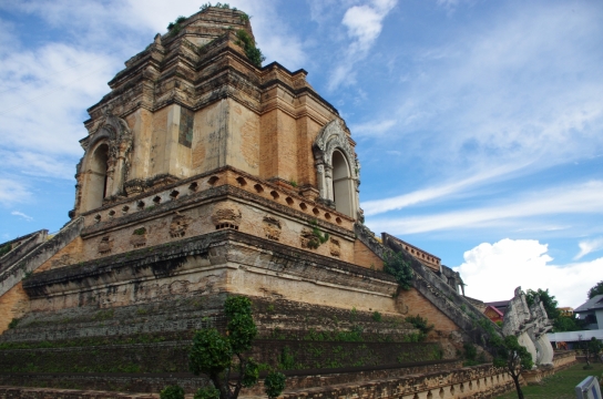 蓝色天空下方宗教建筑外观