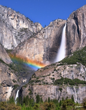 深山丛林中白色瀑布溅起彩虹风景