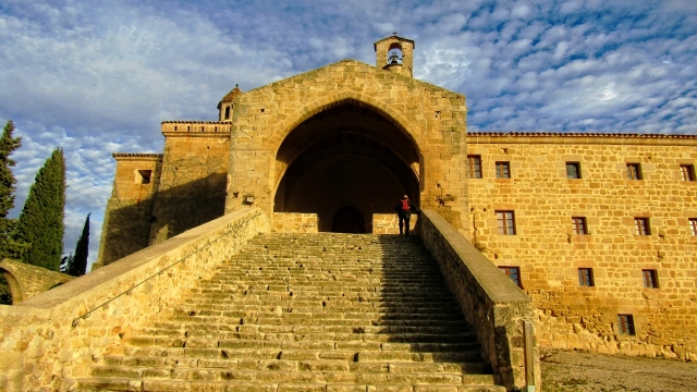 夕阳光芒照耀砖瓦建筑楼梯外景