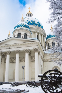 白色宫殿建筑冬日积雪风光
