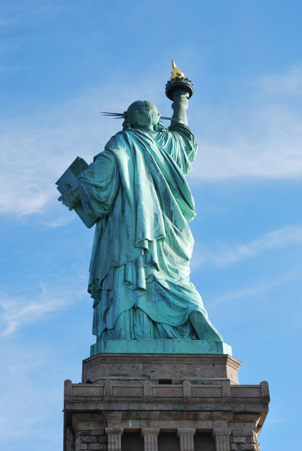 美国自由女神像雕像背影摄影