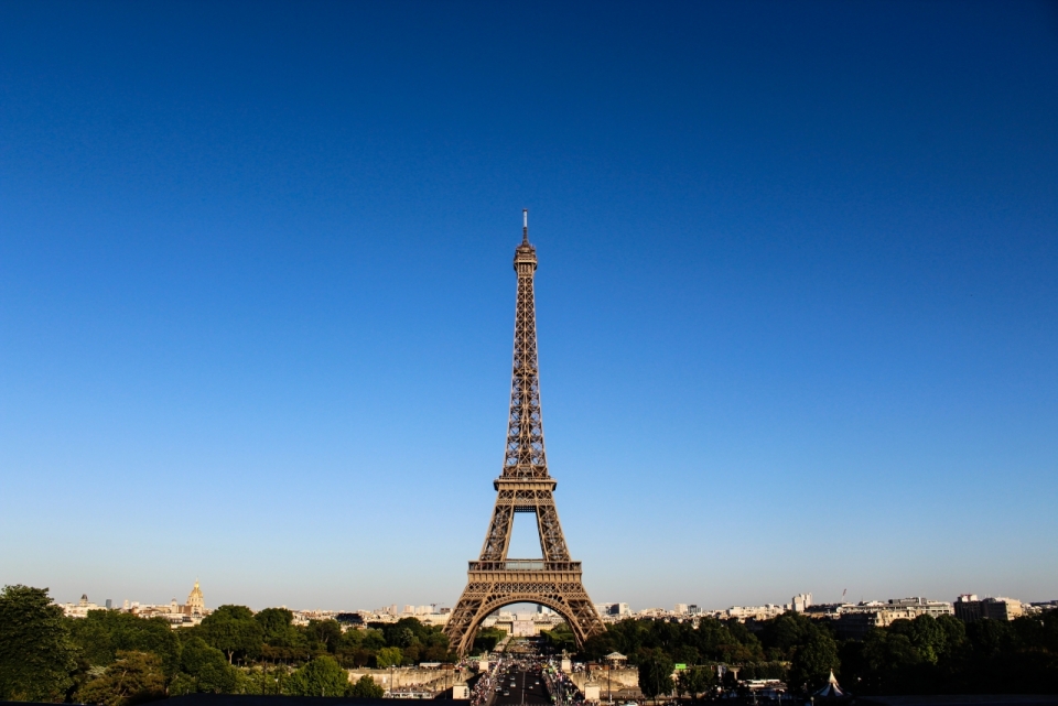 法国埃菲尔铁塔的远景摄影