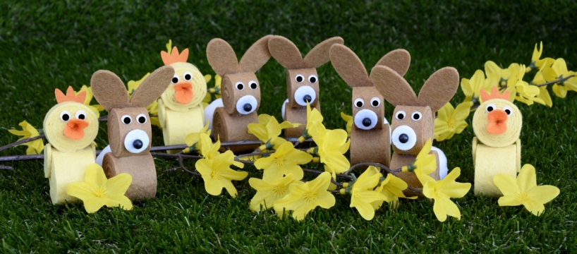 绿色草坪兔子鸡模型黄色花朵