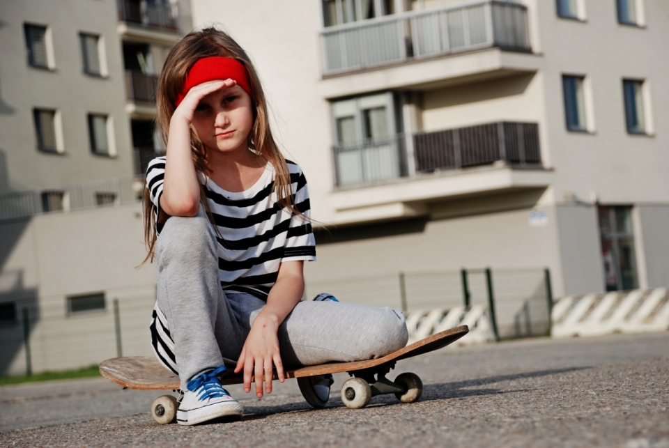 城市街道戴红色头带滑板运动长发女孩