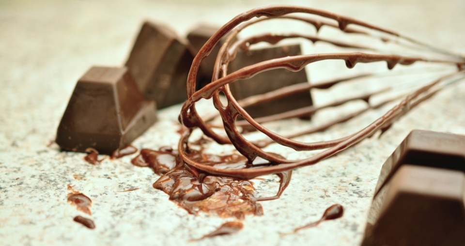 大理石桌面美味巧克力甜点金属搅拌器