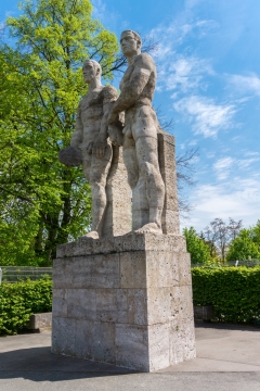 蓝色天空阳光城市街道男性石质雕塑