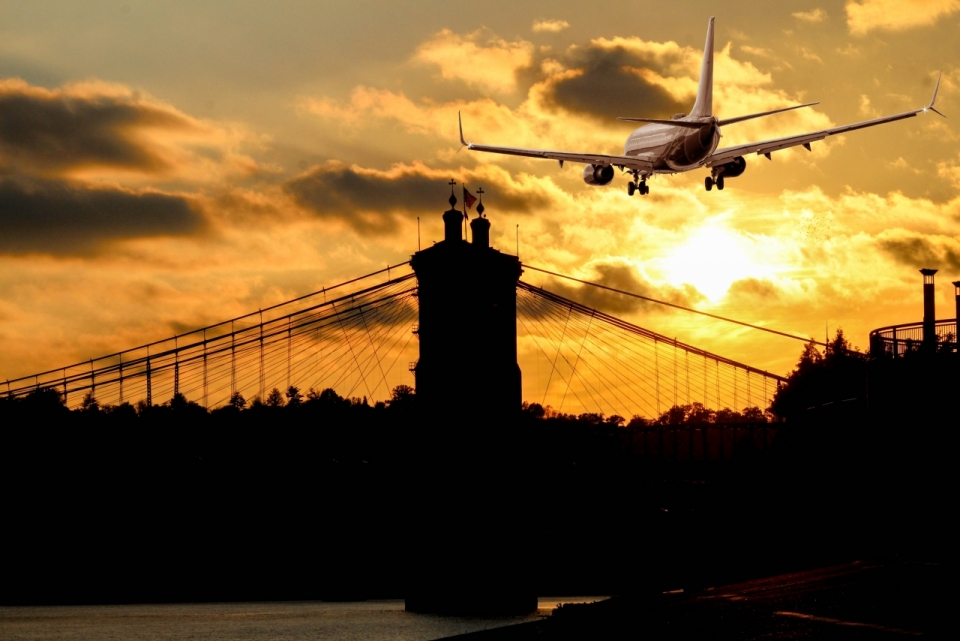 金色夕阳映照城市大桥飞机外景