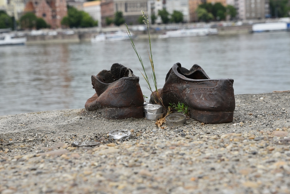 河滩上的一双旧皮鞋