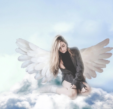 云朵之上跪坐的白色翅膀美女特写