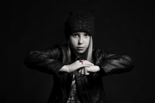 黑白抱拳戴针织帽戒指时尚长发美女