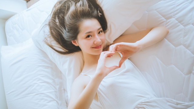 清纯美女爱心手势性感高清桌面壁纸