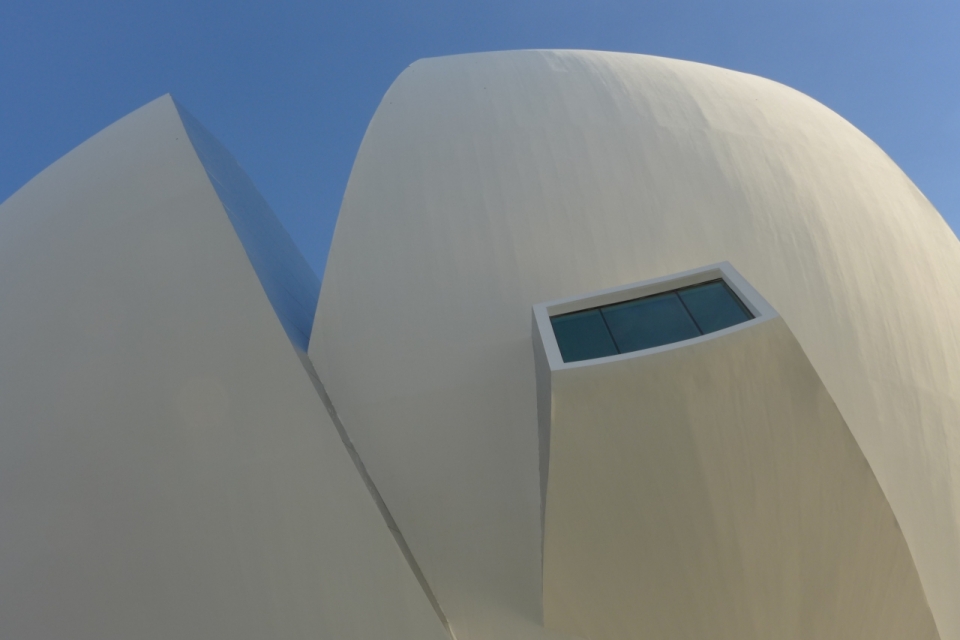 建筑摄影_晴朗蓝色天空新加坡白色博物馆建筑
