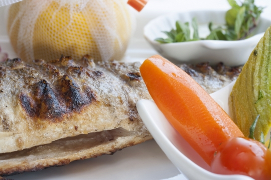 高级餐厅美味新鲜蔬菜彩色料理