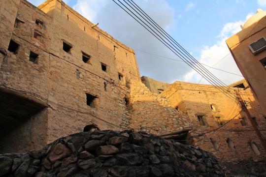 阳光蓝色天空石砖墙壁古老建筑