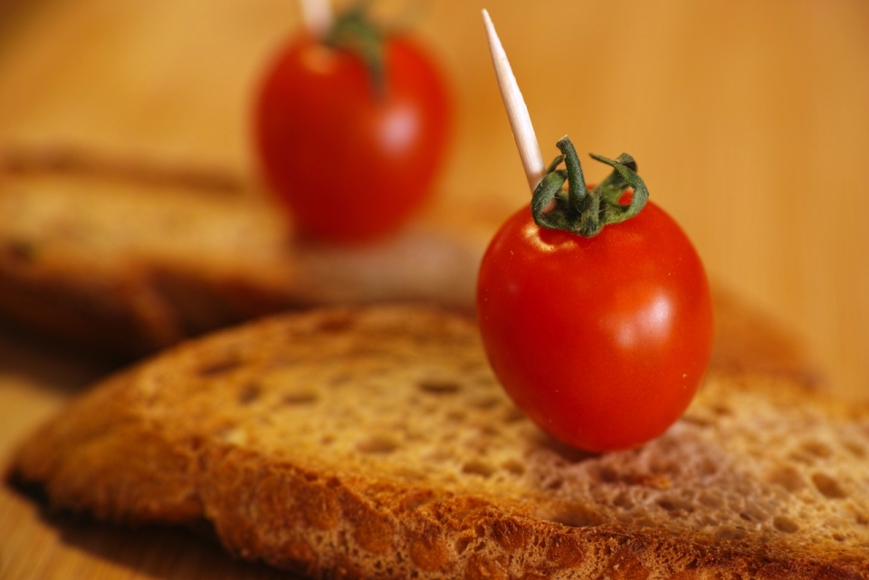 餐桌上用牙签插着的面包片与小番茄