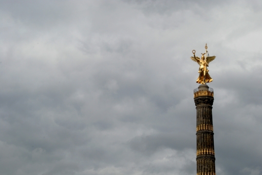 阴天天空前金色雕塑高塔建筑
