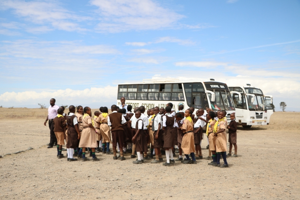 学校组织外出游玩的非洲学生们摄影