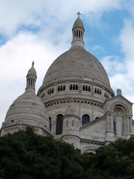 坐落在山坡上的法国圣心大教堂