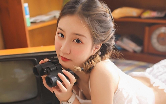 可爱清纯大眼萌妹子性感吊带私人写真
