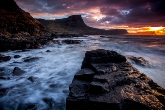 傍晚阳光天空山峰湖泊自然风光