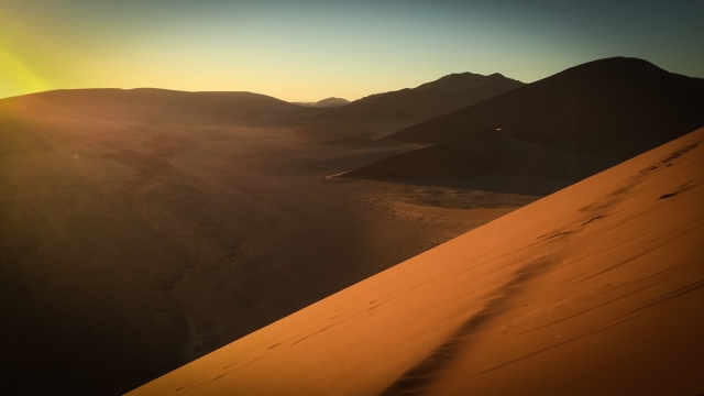 阳光下绵延万里看不到边际的沙漠与山峰