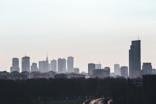 雾气之中的城市高楼大厦房屋建筑远景