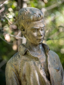 虚化背景户外白色石质古老艺术雕像