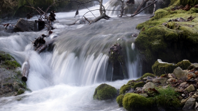 大自然风景溪流瀑布无水印电脑桌面高清壁纸图片