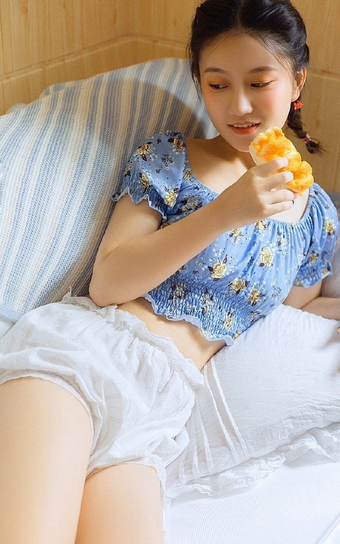 氧气美女学生妹妩媚性感撩人写真