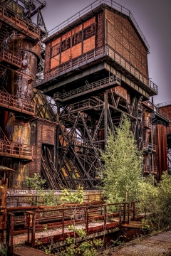 空地上杂草丛生的废弃工厂一角