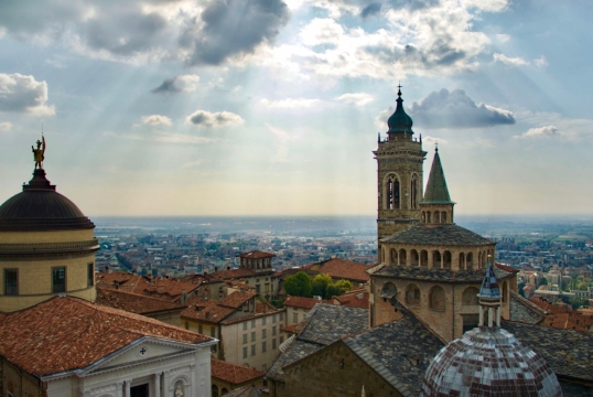 阳光蓝色天空城市街道建筑全景