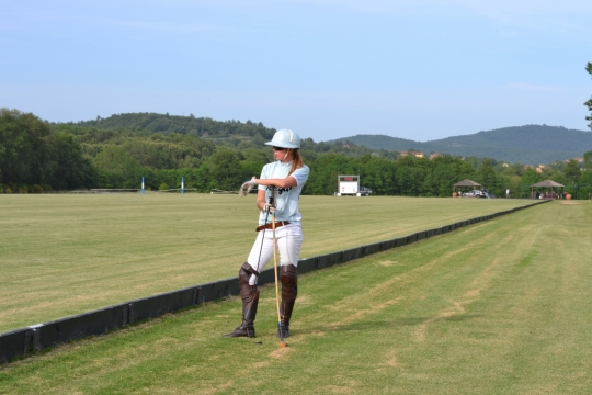人物摄影_白色帽子女性室外草坪高尔夫运动