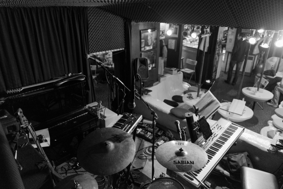乐队录音室的黑白风格摄影