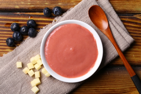 室内木制桌面白色盘子新鲜水果果酱