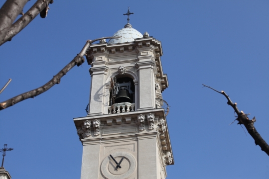 蓝天下有十字架白色教堂钟塔建筑