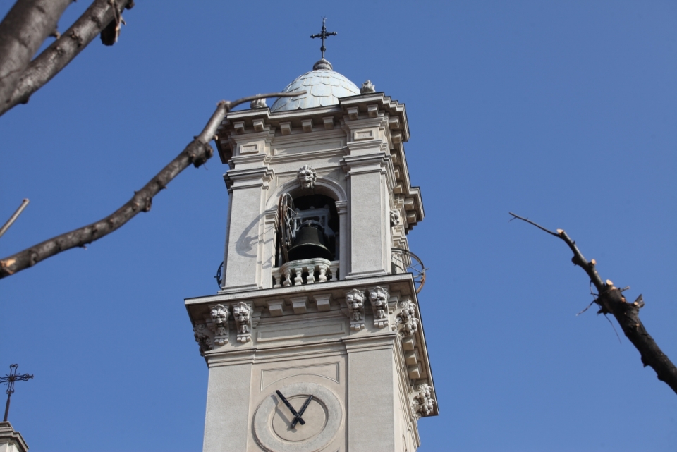 蓝天下有十字架白色教堂钟塔建筑