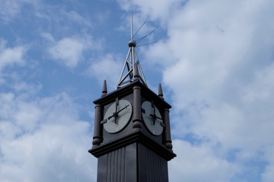 蓝天白云古老历史灰色钟楼建筑