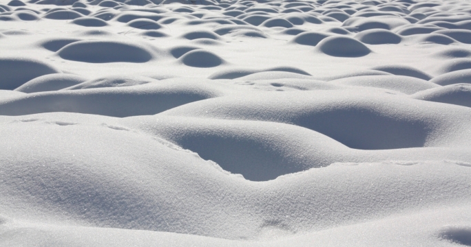 冬日雪地起伏光滑雪面反光特写