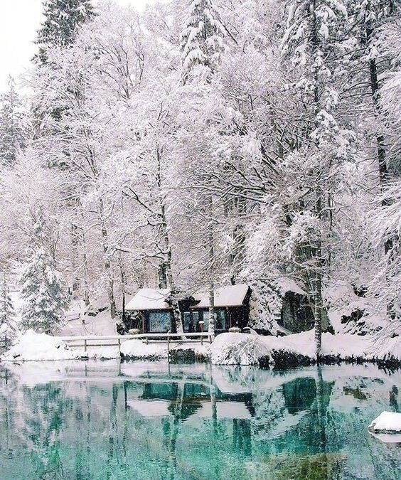 瑞士蓝湖的雪景图片