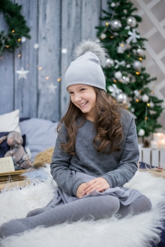 毛毯上面带笑容的欧美小女孩写真