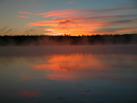 夕阳下美丽的火烧云和湖中倒影