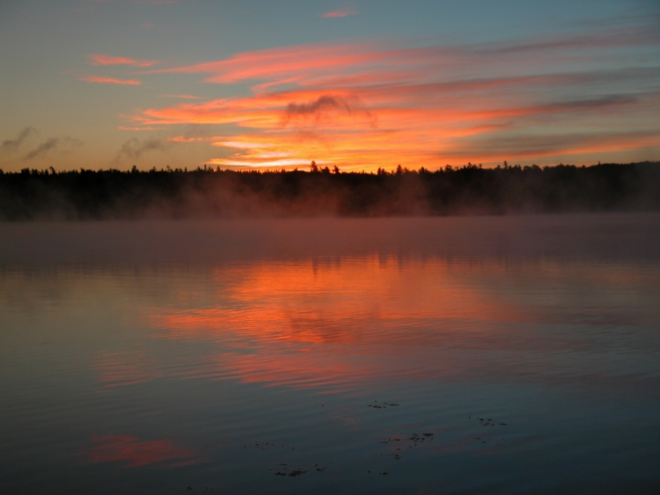 夕阳下美丽的火烧云和湖中倒影