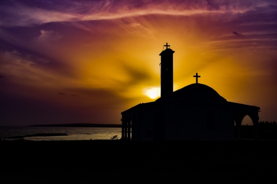 摄影入门_傍晚黄昏湖泊边教堂建筑剪影