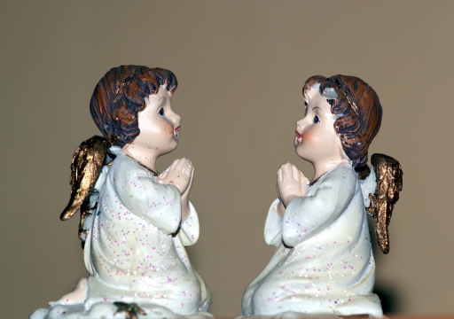 室内灰色墙壁前彩色天使模型玩具