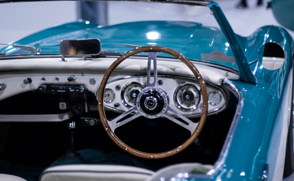 室内崭新复古蓝色敞篷车