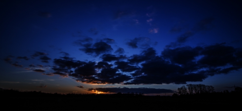 郊外夜空深蓝色绝美夜景