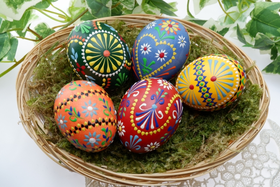 白色桌面鸟巢内复活节艺术图案装饰彩蛋