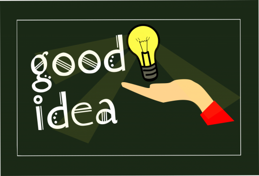 黑板上画着托起电灯泡的手和好主意字母