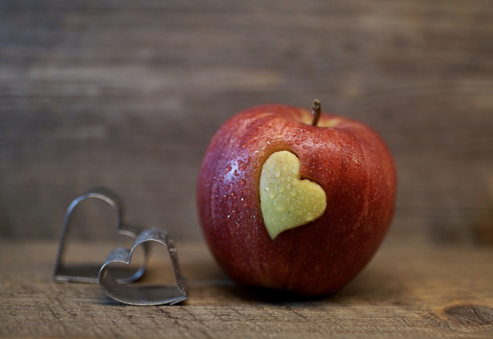 微距摄影_刻有爱心形状的红苹果
