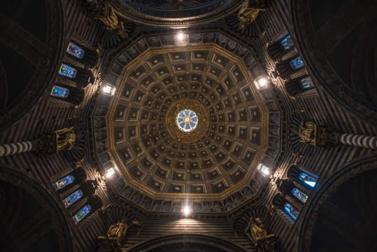 望意大利锡耶纳古典历史教堂室内屋顶